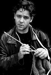 russell_crowe_knitting